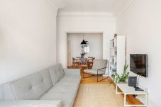 Living room with a comfortable sofa and integrated dining area